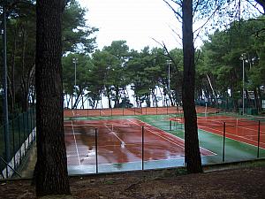 These tennis courts are in Marjan park by the Bene beach.