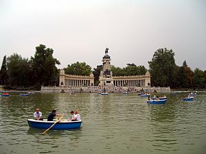 Lots of canoes out in Retiro Park today.