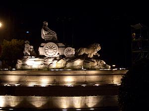 La Noche en Blanco - statue in a plaza