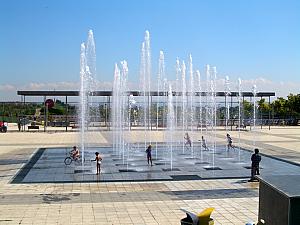 Parque Juan Carlos - splashing in the fountain