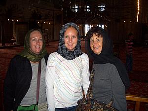 Kyleen, Kelly and Mom Klocke inside the Blue Mosque