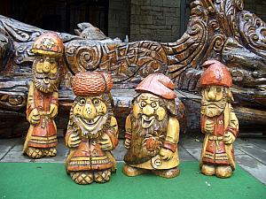 Fun wood sculptures of the seven dwarves